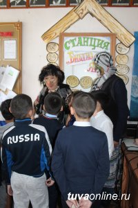 Кызылские школьники сегодня прошли Суперквест "Литературное зазеркалье" 