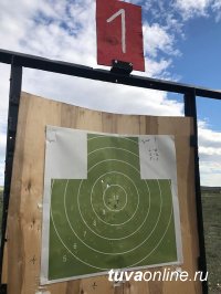 Глава Тувы в условиях острой конкуренции с силовиками стал лучшим в стрельбе из табельного пистолета Глава Тувы в условиях острой конкуренции с силовиками стал лучшим в стрельбе из табельного пистолета