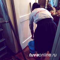 "Добрые сердца" помогли убраться по дому пенсионерке