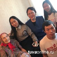 "Добрые сердца Тувы" и активист "Единой России" поздравили ветерана войны с Шагаа