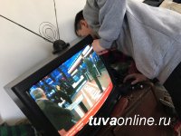 Добрые Сердца Тувы помогают пенсионерам настроить цифровое телевидение Добрые Сердца Тувы помогают пенсионерам настроить цифровое телевидение