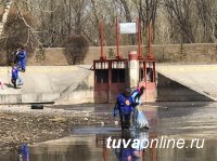 Семейные команды школ № 2 и 7 города Кызыла помогли "экорыбалкой" очистить протоку в Национальном парке
