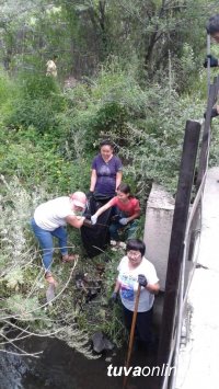 Кызыл: В районе Кожзавода «рыбачили» - из реки Донмас-суг вылавливали накапливавшийся годами мусор