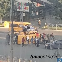 В Кызыле в результате ДТП опрокинулось маршрутное такси