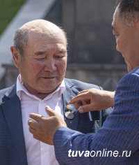 Указом Президента медалью Ордена "За заслуги перед Отечеством" награждена Айлана Чадамба