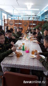 В аэропорту Кызыла прошла экскурсия для воспитанников тувинского кадетского корпуса