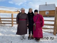 Сенатор Дина Оюн поздравила семью чабанов Делег с Шагаа Сенатор Дина Оюн поздравила семью чабанов Делег с Шагаа