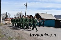 В Туве военнослужащие 55-й мотострелковой бригады проводят концерты у домов фронтовиков