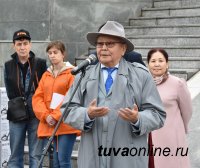 На межрегиональном конкурсе деревянной скульптуры в Туве победил "Дух воина" Очура Аракчаа