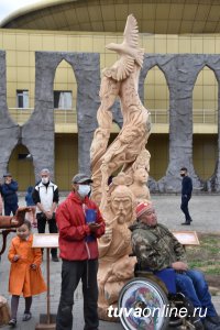 На межрегиональном конкурсе деревянной скульптуры в Туве победил "Дух воина" Очура Аракчаа