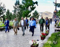 В Кызыле замечены прогуливающимися у обелиска "Центр Азии" министр обороны Сергей Шойгу, Врио Главы Тувы Владислав Ховалыг и заместитель гендиректора "РусГидро" Шолбан Кара-оол