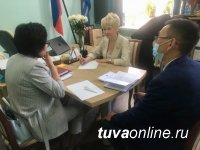 Сенатор Дина Оюн провела прием граждан по вопросам соцзащиты людей с инвалидностью Сенатор Дина Оюн провела прием граждан по вопросам соцзащиты людей с инвалидностью