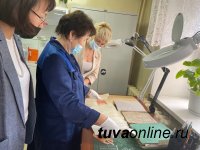 Сенатор Дина Оюн передала в Национальный архив Тувы документы дипломата Бориса Мельникова, подписавшего в 1925 году от НКИД России соглашение с ТНР