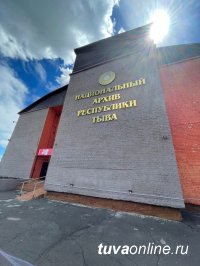 Сенатор Дина Оюн передала в Национальный архив Тувы документы дипломата Бориса Мельникова, подписавшего в 1925 году от НКИД России соглашение с ТНР