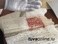 Сенатор Дина Оюн передала в Национальный архив Тувы документы дипломата Бориса Мельникова, подписавшего в 1925 году от НКИД России соглашение с ТНР