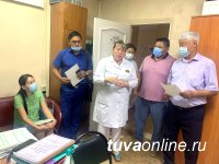 Волонтеры ТувГУ  и депутаты Верховного Хурала Тувы работают в справочной горячей линии СOVID-19