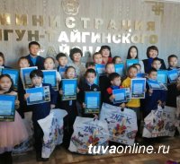 В Туве победители и призеры конкурса творческих работ среди детей оленеводов и сарлыководов получили призы от сенатора