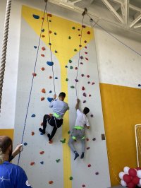 В Кызыле на грант мэра в школе № 18 на ЛДО открыта секция по скалолазанию