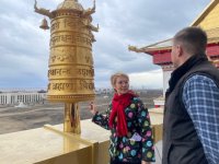Отчет в парламенте, пункты пропуска, детский социальный центр, уборка в храме - о командировке сенатора Оюн в Туву