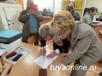 Сенатор Дина Оюн поздравила тувинское отделение общества инвалидов с 35-летним юбилеем