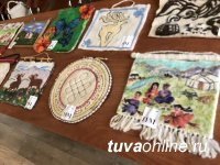 19 июля в Юрточном городке на площадке «МИР ВОЙЛОКА» жители Тувы смогут обучиться валянию из шерсти шарфов и шапочек