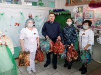 Сотрудники УФСИН по Республике Тыва поздравили с новым годом воспитанников детских домов Кызыла и Шагонара