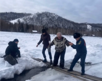 В Туве подростки, лежа на льду в цепочку, держали провалившегося под лед пожилого мужчину до приезда спасателей