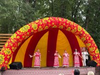 Сенатор Дина Оюн на Фестивале русской культуры в Туве вручила Благодарности творческой семье Сергея и Ольги Сокольниковых
