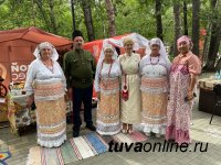 Сенатор Дина Оюн на Фестивале русской культуры в Туве вручила Благодарности творческой семье Сергея и Ольги Сокольниковых