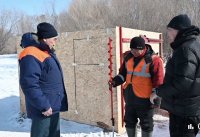 В Туве сегодня 20 градусов мороза, в связи с потеплением снижена грузоподъемность до 5 тонн на ледовой переправе Оттук-Даш