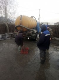 Мэрия Кызыла четвертые сутки ведет борьбу с паводковыми водами в частном секторе Правобережного микрорайона города