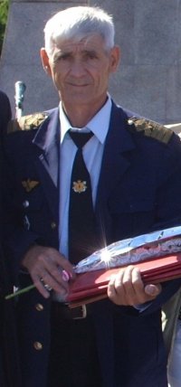 Анатолий Ушпиль, отвечающий за состояние водных путей Тувы, принимает поздравления с юбилеем