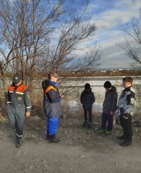 В Кызыле спасатели сняли со льда трех детей