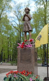 Художник-скульптор из Тувы Шолбан Тарачи открыл памятник "Дети войны" в Абакане