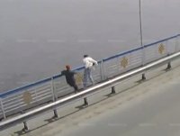 В Туве неравнодушный водитель спас пытавшуюся спрыгнуть с моста девушку