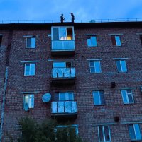 В Туве спасатели с крыши залезли в запертую изнутри ребенком квартиру