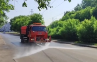 В Красноярске из-за жары раскалённый асфальт поливают машины