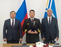 Тыва. Пилот Айдын Санчай вместе с командиром самолета посадили самолет практически "вслепую"