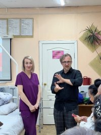 В Туве благотворительный фонд "Старость в радость" учит уходу за пожилыми и инвалидами
