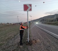 В Туве на подъезде к селу Кара-Хаак устанавливают дорожные знаки