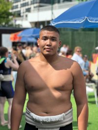 18-летний сумоист из Тувы Максим Ооржак завоевал золото Кубка ФСР по пляжному сумо