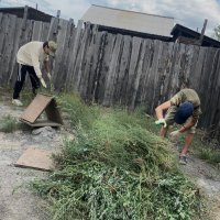 В Туве волонтеры помогли прибывшему в отпуск участнику СВО убрать придомовую территорию