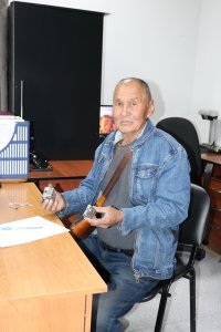 Кузнец Григорий Куулар передал в дар музею Тувы традиционные замки с секретом