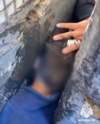 В Туве спасатели освободили голову ребенка, зажатую в бетоне