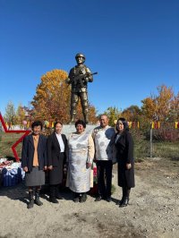 В Туве в селе Аксы-Барлык установили памятник и мемориальную доску герою СВО Амыр-Санаа Хертеку