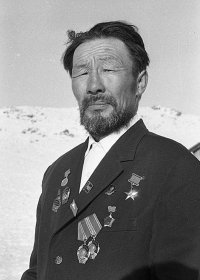 Из сданных за пятилетку тувинским чабаном Дажы-Намчалом Ооржаком 200 тонн шерсти можно было сшить 30 тысяч мужских костюмов