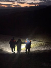 Спасатели помогли спуститься с горы Догээ застрявшей на ней в темноте гостье Тувы