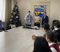 В Туве многодетным семьям вручили в подарок детские автомобильные кресла