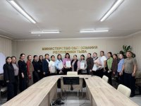 В Туве ведомственными наградами отмечены сотрудники Минобразования, отстаивающие интересы детей-сирот