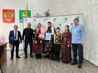 В Туве 23 молодые семьи получили жилищные сертификаты